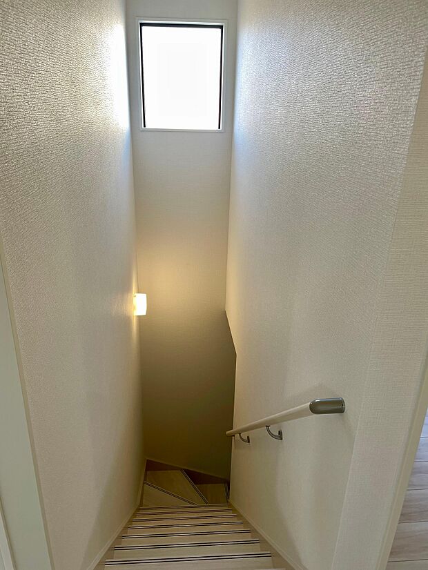 光が入る明るい階段♪