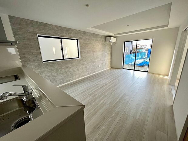 天井が高く開放感を感じるリビング♪彩光とプライバシーを考えた窓の配置でゆったりと家族と団らんできます♪ソファーやローテーブルを置いてもゆとりのある広さです♪