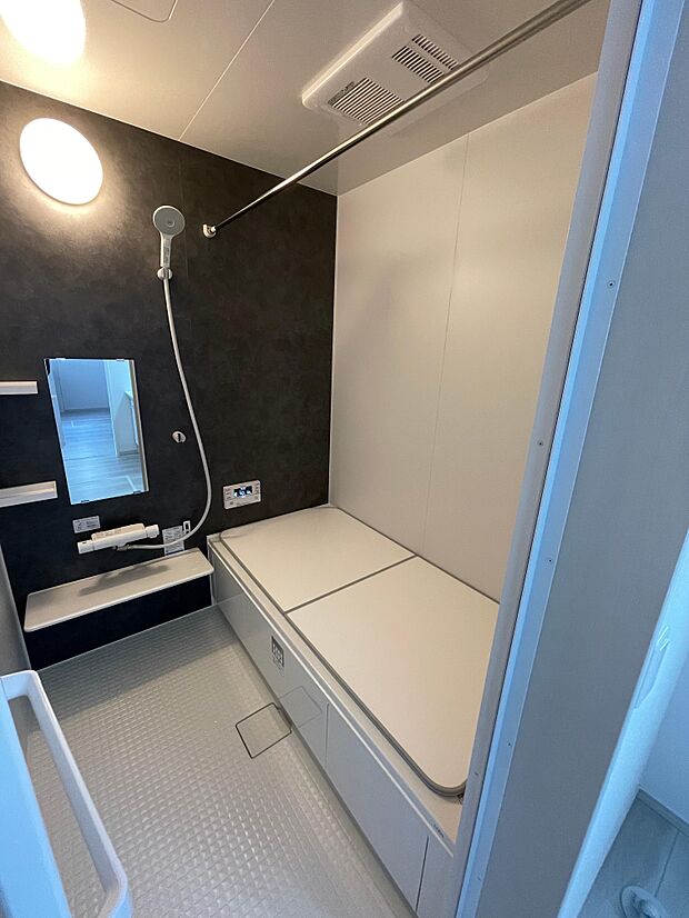 床の乾きやすい1坪タイプの浴槽♪足を伸ばしてゆっくり入浴♪浴室暖房機能付きで冬でもあたたかいです。また乾燥機能で洗濯物干しコーナーとしての用途も可能♪