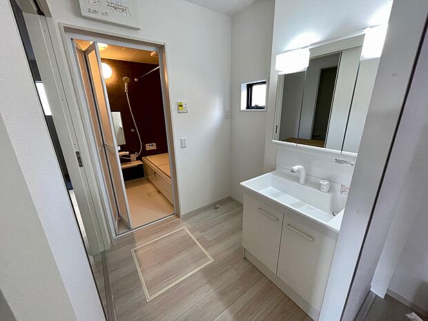 ゆったりとした洗面脱衣所♪はしゃぐお子さまとの着替えも問題なしです♪ドラム式洗濯機も余裕で設置できる広さです♪