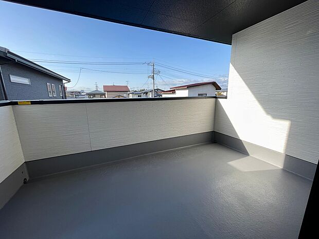 南向きにバルコニーがあり明るい陽が差し込みます♪