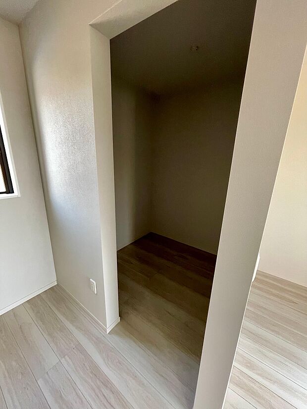 たっぷり収納できるWICもついています♪