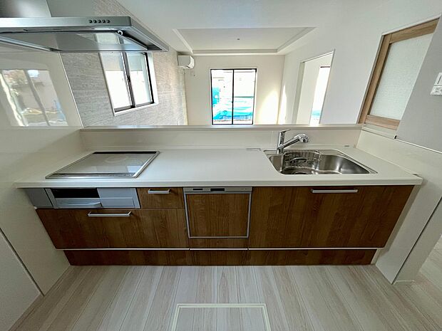 対面キッチンでお子さまの様子を見ながらお料理ができて安心♪ワイドなキッチン台は広々でとても快適♪お子さんと一緒に料理も楽しめます♪標準でビルトイン食器洗浄乾燥機付き♪