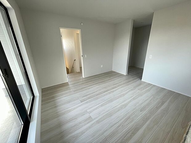 ゆったりとした主寝室は日々の疲れを取ってくれる開放感があります♪充実した収納スペースには洋服もバック等の小物も収納可能♪机を置いて書斎も作れます♪