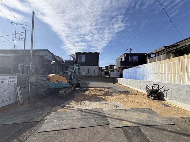 前面道路は東側にあり、幅員は約4ｍを確保しています。車1台がゆとりを持って通れる広さがあり、毎日の運転もしやすいですね♪