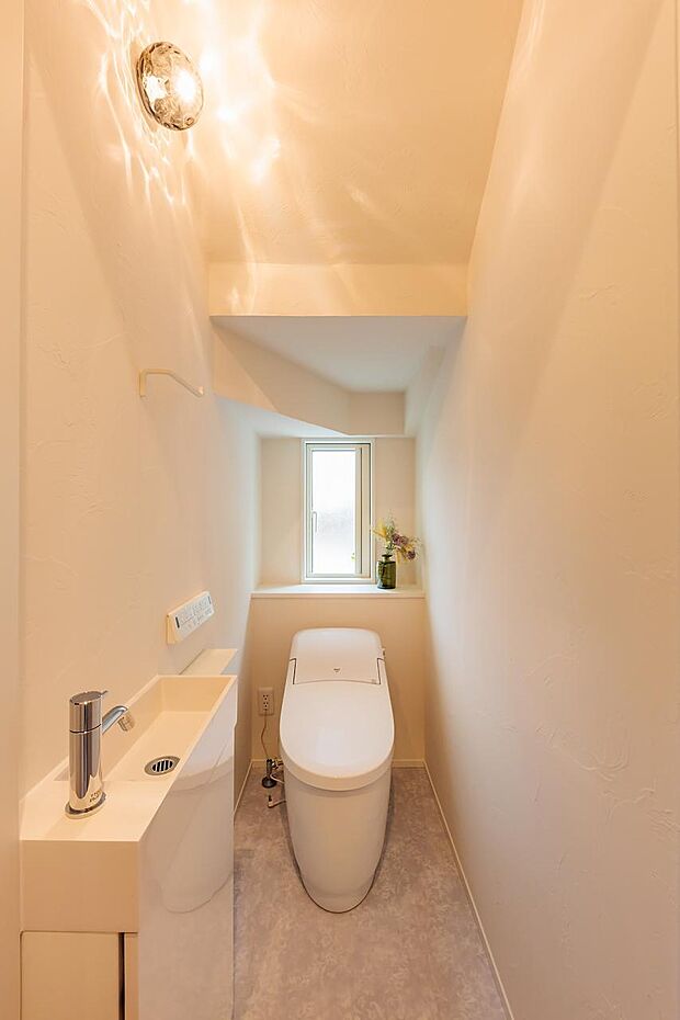 トイレも照明から手洗い場まで細かいところも、こだわられてます!
