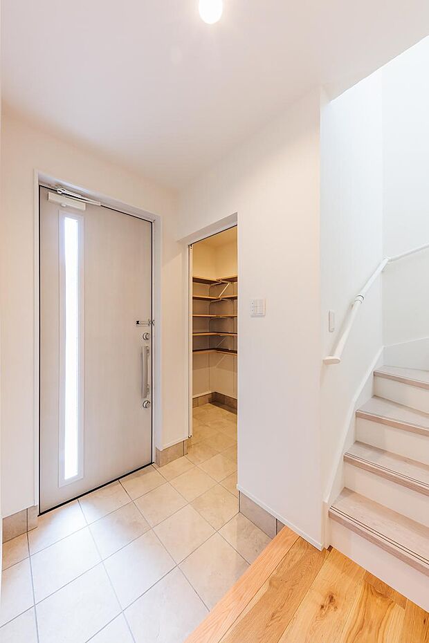 玄関も広くシューズクロークも有るのでベビーカーなどもそのまま置けます!