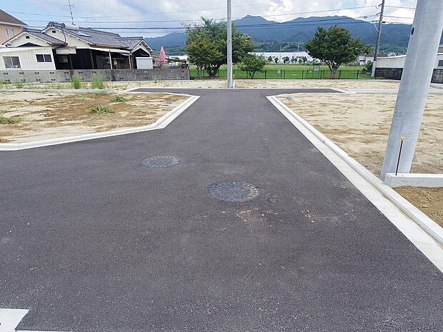 前面道路の幅員は約4.3ｍほどありますので運転スムーズです♪