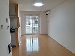 フラット岡芹 101 1階1LDKのリビング/ダイニング