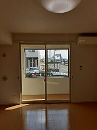 ファミ−ユ 105 1階ワンルームのリビング/ダイニング