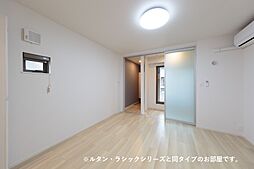 ブライト・レジデンス　I 102 1階ワンルームのリビング/ダイニング