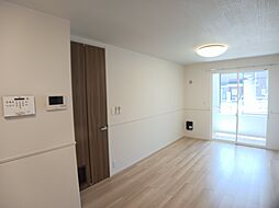 カーサ・リンドペローI 102 1階1LDKのリビング/ダイニング