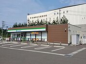 【コンビニエンスストア】ファミリーマート白石八幡町店まで290ｍ