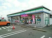 【コンビニエンスストア】ファミリーマート　八釼店まで650ｍ