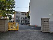【小学校】半田小学校まで860ｍ