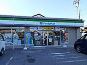 【コンビニエンスストア】ファミリーマート半田南本町店まで830ｍ