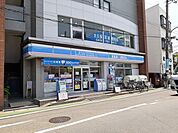 【コンビニエンスストア】ローソン京成大久保駅前店まで700ｍ