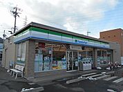 【コンビニエンスストア】ファミリーマート　ちの本田店まで900ｍ
