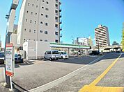 【コンビニエンスストア】ファミリーマート かるぽーと前まで700ｍ