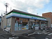 【コンビニエンスストア】ファミリーマート　ちの本田店まで900ｍ