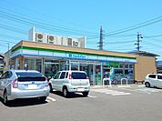 【コンビニエンスストア】ファミリーマート東員町六把野店まで650ｍ