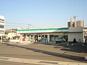 【コンビニエンスストア】ファミリーマート三原宮沖店まで440ｍ