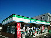 【コンビニエンスストア】ファミリーマート中居町店まで240ｍ