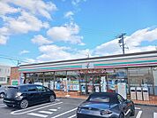 【コンビニエンスストア】セブンイレブン鈴鹿地子町店まで1000ｍ