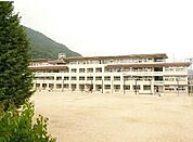 【小学校】八木小学校まで850ｍ