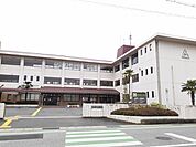 【小学校】愛荘町立秦荘西小学校まで700ｍ