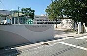 【小学校】小坂井西小学校まで290ｍ