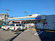 【コンビニエンスストア】ローソン川之江町港通店まで689ｍ