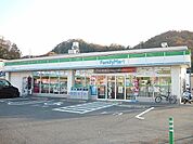 【コンビニエンスストア】ファミリ－マ－ト鳥取覚寺店まで1900ｍ