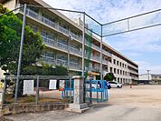 【小学校】多治米小学校まで450ｍ