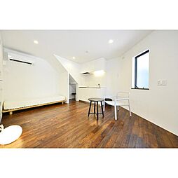 カラスヤマテラスEW 005 1階ワンルームのリビング/ダイニング
