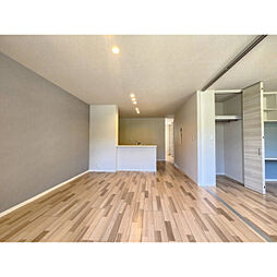 リバプールVI 102 1階3LDKのリビング/ダイニング