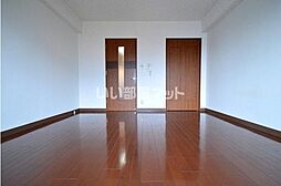 ロイアルアークＫＯＨＮＯ 402 4階1Kのリビング/ダイニング