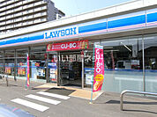 【コンビニエンスストア】ローソン大市場町店まで461ｍ