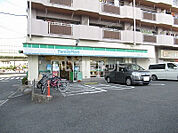 【コンビニエンスストア】ファミリーマート 西石切町一丁目店まで232ｍ