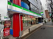 【コンビニエンスストア】ファミリーマート新宿新小川町店まで308ｍ