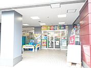 【コンビニエンスストア】ファミリーマート新宿信濃町店まで643ｍ
