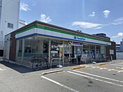 【コンビニエンスストア】ファミリーマート 東大阪御厨栄町店まで160ｍ