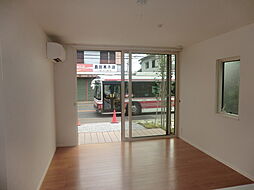 ハイブリッドメゾン 103 1階1LDKのリビング/ダイニング