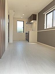 多摩都市モノレール 泉体育館駅 徒歩13分の賃貸アパート 1階ワンルームのリビング/ダイニング