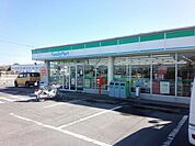 【コンビニエンスストア】ファミリーマート　吉沢町店まで1600ｍ