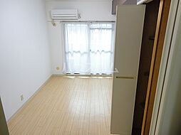 ヤングヴィレッジ嵯峨 122 1階1Kのリビング/ダイニング