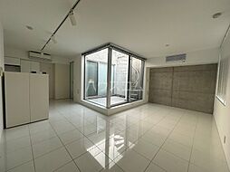 東京メトロ千代田線 明治神宮前駅 徒歩8分の賃貸マンション 3階ワンルームのリビング/ダイニング