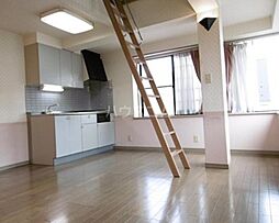 イースト・パラシオン 301 3階ワンルームのリビング/ダイニング