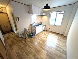 ギュゼル・ユア 103 1階2DKのリビング/ダイニング