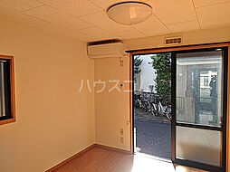 ドエル・ウッズ 102 1階ワンルームのリビング/ダイニング